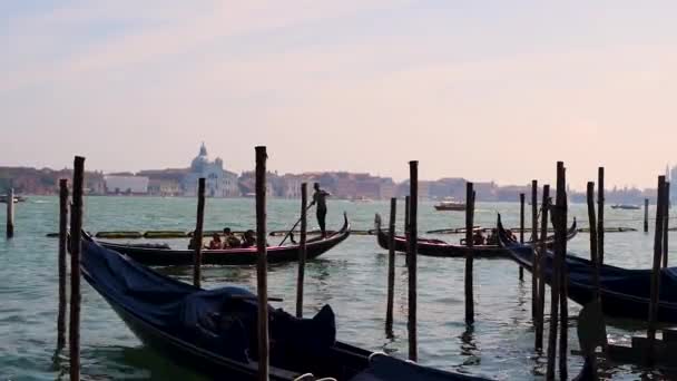 Италия Венеция Jun 2019 Большой Канал Силуэтами Двух Плавающих Гондол — стоковое видео