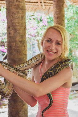 Vietnam köyünde yılanı tutan korkunç yüzlü kadın. Görüntü gürültülü ve ana konu hareket bulanıklığı var