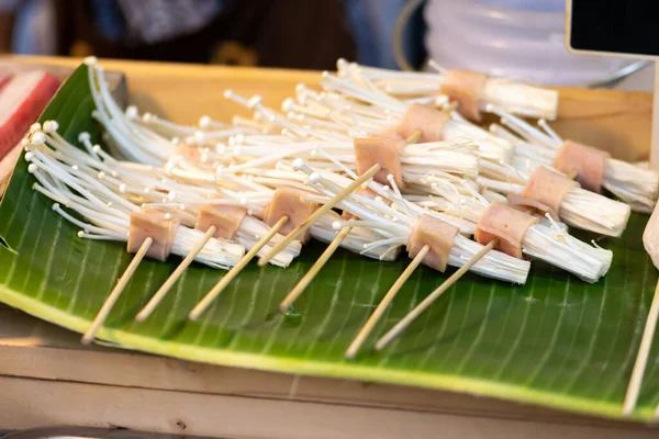 Tayland Tezgahta Muz Yaprağına Konmuş Beyaz Enoki Mantarı Domuz Pastırması — Stok fotoğraf