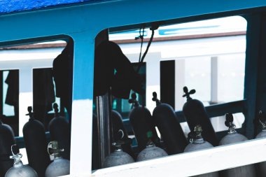 Mavi botta tüplü oksijen tüpleri. En yakın oksijen tankı kameraya odaklandı.