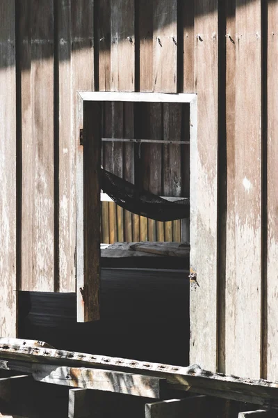 Abstrakter Hintergrund Einer Hängenden Schwarzen Hängematte Sichtbar Inneren Des Holzhauses — Stockfoto