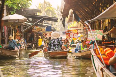 Tayland Bangkok 4 MAR 2020 Seyahat ve eğlence konsepti. Satış elemanı sabah saatlerinde yüzen pazarda mal satıyor. Lensli klasik ton filtre renk biçimi