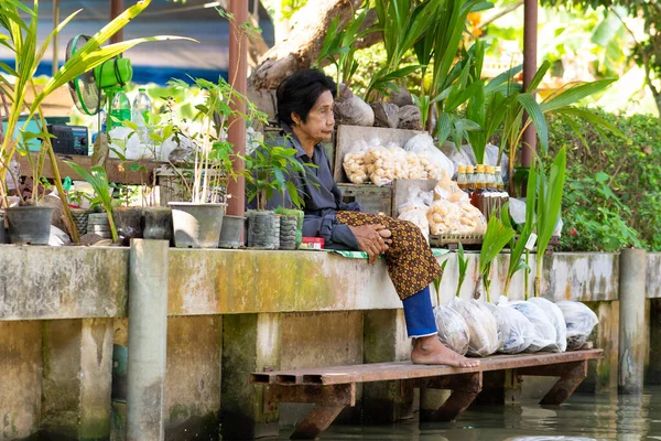 Tailandia Bangkok Mar 2020 Joven Vendedor Palmeras Productos Palma Mercado — Foto de Stock