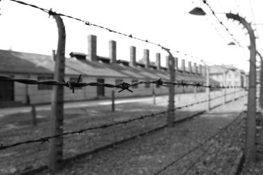 Auschwitz, Polonya - Obz Koncentracyjny Auschwitz toplama kampında 06/15/2017. Tek renkli. Dikenli tel odaklanmamış hapishane barraks siyah ve beyaz karşı. Faşizm ve violance kavramı. Esaret kavramı.