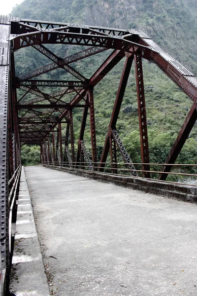 Puente Vacío Abandonado Las Montañas Puente Metal Hormigón Antiguo Objeto — Foto de Stock