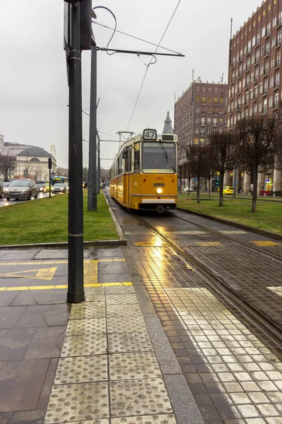 匈牙利 布达佩斯 狄金斯费伦茨广场 2018 老黄电车 汽车交通和城市街道上的建筑物 运输和旅行概念 火车路轨和城市路 布达佩斯地标和交通 — 图库照片