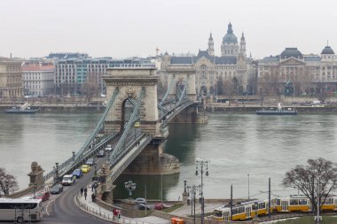 İkinci el, tramvay ve Budapeşte, Macaristan için motorlu gemi ile Tuna Nehri üzerinde zincir köprü. Pest tarafta güzel manzaraya. Budapeşte Simgesel Yapı ve cityscape. Seyahat ve Turizm Europe kavram. Eski mimari.