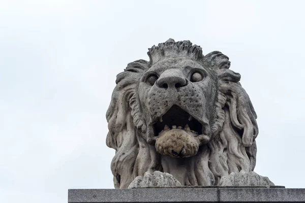 Estátua Leão Mármore Isolado Contra Céu Cinzento Monumento Leão Antigo — Fotografia de Stock