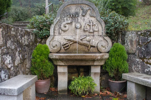 Antica Fonte Acqua Romana Con Simboli Panchine Concetto Patrimonio Romano — Foto Stock