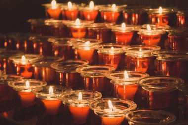 Kilisede kırmızı mumlar. Parlak mum sırası. Gecenin bir yarısı mum ışığı. Noel tatili geçmişi. Mum alevi. İnanç ve dua kavramı. Din ve maneviyat kavramı. 