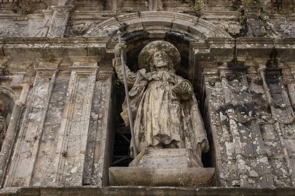 Santiago de Compostela, İspanya - 10\ 13\ 2018: Kilise cephesinde Ortaçağ Aziz Jacob heykeli. Hac ve seyahatin sembolü. Santiago de Compostela 'daki Katolik Aziz James anıtı. Antik dini mimari.