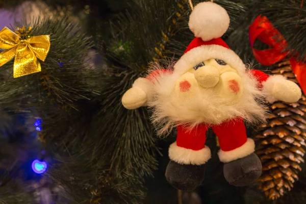 크리스마스 트리에 귀여운 클로스 장난감 크리스마스 모자에 수염을 부드러운 장난감 — 스톡 사진
