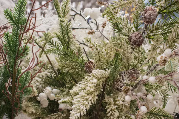 Hoar Dennenbomen Takken Met Kegels Kerstversiering Gefilterd Ijs Sneeuw Groenblijvende — Stockfoto