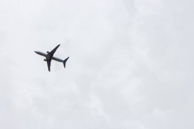 Bulutlardaki uçak. Gökyüzünde bir uçak. Ulaşım konsepti. Uçuş konsepti. Havacılık ve uçak geçmişi. Hız kavramı. Uçak alttaki görüntüde. Seyahat ve seyahat arkaplanı. 