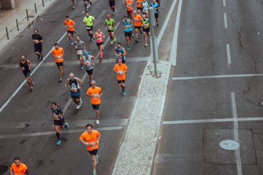 10 / 21 / 2018 - Lizbon, Portekiz: Lizbon sokaklarında maraton. Aktif insanlar. Şehirdeki bir grup koşucu. Şehir sporu. Rekabet ve sağlıklı aktivite geçmişi. Fitness konsepti. Atletizm kavramı.
