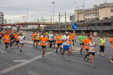 10 / 21 / 2018 - Lizbon, Portekiz: Lizbon sokaklarında maraton. Aktif insanlar. Şehirdeki bir grup koşucu. Şehir sporu. Rekabet ve sağlıklı aktivite geçmişi. Fitness konsepti. Atletizm kavramı.