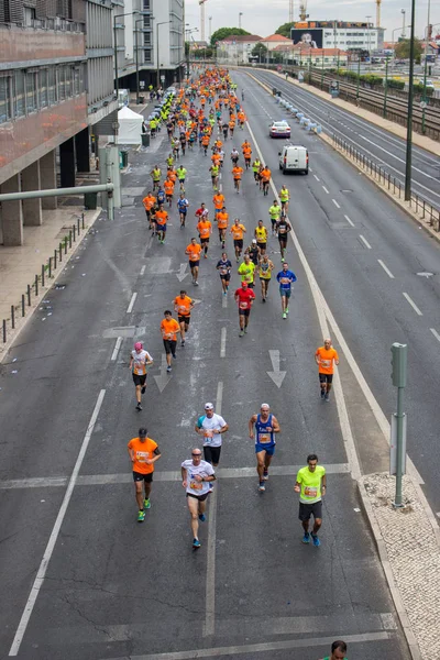 10 / 21 / 2018 - Lizbon, Portekiz: Lizbon sokaklarında maraton. Aktif insanlar. Şehirdeki bir grup koşucu. Şehir sporu. Rekabet ve sağlıklı aktivite geçmişi. Fitness konsepti. Atletizm kavramı.