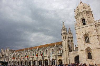 10 / 21 / 2018 - Lizbon, Portekiz: Jeronimos manastırı ziyaretçi kalabalığıyla dolu. Lizbon 'daki antik manastır yakınlarındaki turistler. St. Jerome manastırı cephesi. Unesco 'nun dünya mirası. Dini yapı.