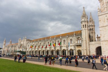 10 / 21 / 2018 - Lizbon, Portekiz: Jeronimos manastırı ziyaretçi kalabalığıyla dolu. Lizbon 'daki antik manastır yakınlarındaki turistler. St. Jerome manastırı cephesi. Unesco 'nun dünya mirası. Dini yapı.