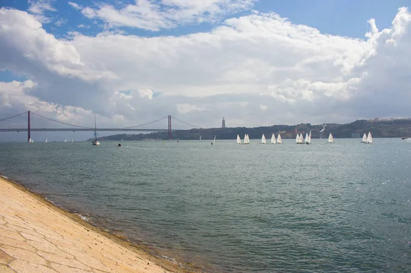 2018 Lisboa Portugal Famoso Puente Colgante Sobre Río Tejo Con —  Fotos de Stock