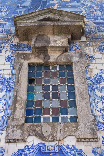 Foltos Üvegablak Azulejo Csempék Templom Homlokzatán Porto Portugália Hagyományos Portugál — Stock Fotó