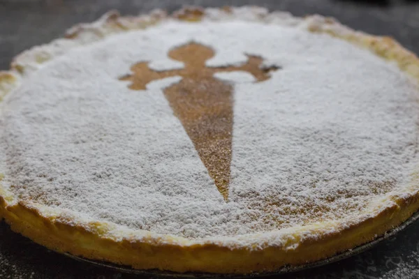 Tatlı pasta Santiago de Compostela. Santiago pudralı ve haçlı turtası. Camino de Santiago 'nun sembolü. Ev yapımı badem tatlısı. İspanyol mutfağı. Pasta nefis..