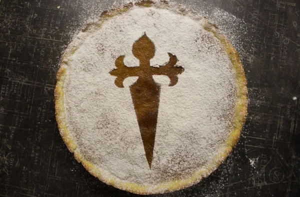 甜饼圣地亚哥 孔波斯特拉 圣地亚哥馅饼与糖粉和交叉 圣地亚哥卡米诺的象征自制杏仁甜点 西班牙菜 好吃的蛋糕 — 图库照片