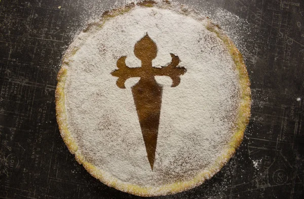 Tatlı pasta Santiago de Compostela. Santiago pudralı ve haçlı turtası. Camino de Santiago 'nun sembolü. Ev yapımı badem tatlısı. İspanyol mutfağı. Pasta nefis..