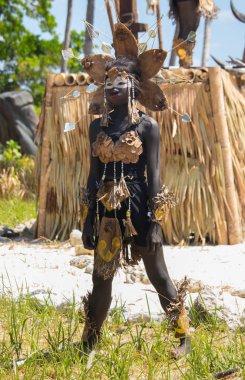 03 / 04 / 2019 - Filipinler: performans sırasında boyalı yüzü ve etnik kostümü olan tanınmamış Asyalı kız. Çekici, bilinmeyen dansçı. Egzotik makyajlı Asyalı kabile kızı. Eğlence konsepti. Asyalı kostümlü genç dansçı..