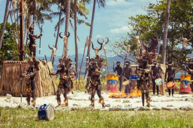 03 / 04 / 2019 - Filipinler: performans sırasında yüzü boyalı ve etnik kostümlü bilinmeyen Asyalı dansçılar. Egzotik makyajlı ve geleneksel elbiseli Asyalı kabile kızları. Eğlence konsepti. Dans topluluğu mu? Maskeli balo ve karnaval konsepti.