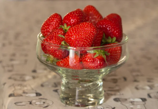 유리그릇에 딸기를 신선하게 놓으세요 딸기가 익었어 여름의 디저트 배경에 초점을 — 스톡 사진
