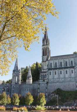 Lourdes, Fransa - 10 / 01 / 2019: Güneşli bir günde Meryem Ana 'nın Sığınağı. Hacıların ruhani merkezi. Lourdes dönüm noktası. Ortaçağ dini mimarisi. Lourdes 'teki bazilika. Ünlü katolik katedrali. 