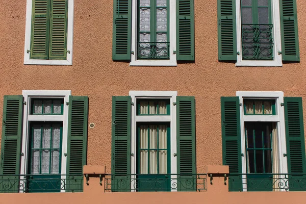 Windows Green Wooden Shutters Facade Old Building Traditional Ancient Architecture — Stock Photo, Image