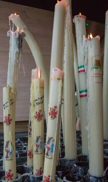 Lourdes Francie 2019 Velké Svíčky Žhnoucím Plamenem Asylu Lurd Hořící — Stock fotografie