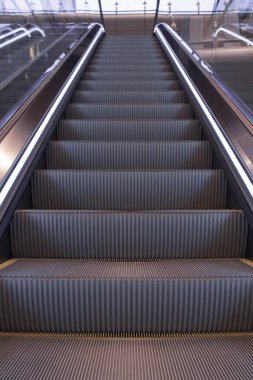 Havaalanında boş yürüyen merdiven. Elektrikli merdiven perspektifi. Ulaşım modu. Modern binadaki boş asansör. Metroda yürüyen merdiven.  