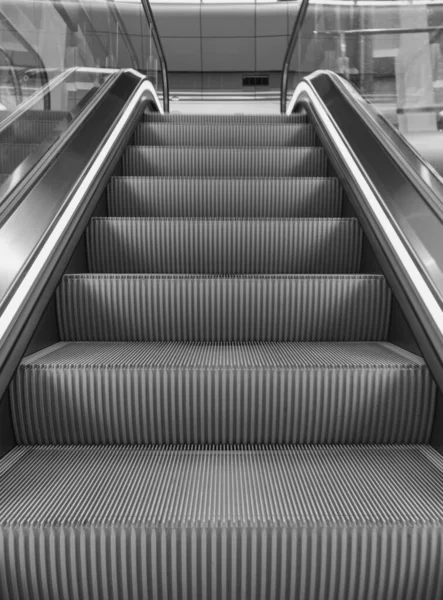 Empty Escalator Airport Monochrome Escalator Subway Black White Electric Staircase — Stock Photo, Image