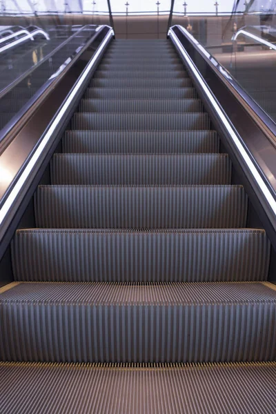 Empty Escalator Airport Electric Staircase Perspective Mode Transportatioin Empty Elevator — Stock Photo, Image