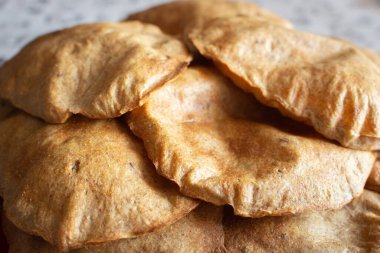 Taze pişmiş çavdar ekmeği. Ev yapımı ekmek. Çavdar ekmeği ve pide. Organik sağlıklı yiyecekler. Çavdar ekmeği yakın. Diyet beslenme. Ev yapımı taze fırın.. 