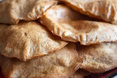 Taze pişmiş çavdar ekmeği. Ev yapımı ekmek. Çavdar ekmeği ve pide. Organik sağlıklı yiyecekler. Çavdar ekmeği yakın. Diyet beslenme. Ev yapımı taze fırın.. 