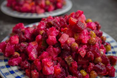 Tabakta pancar salatası. Vinaigrette salatası yakın. Sağlıklı vejetaryen yemekleri. Ev yapımı yemek. Rus ve Ukrayna mutfağı. Organik yemek.. 