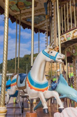 Renkli atlıkarınca at figürüyle dolaşır. Parkta boş bir atlıkarınca. Döner kavşak. Panayır atlıkarıncası. Çocukluk konsepti. Yaz eğlencesi. Festival karnavalı. Açık hava sirki konsepti.