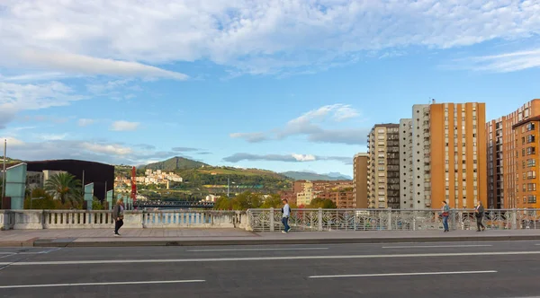 Bilbao sokaklarında insanlar var. Bilbao, İspanya 'da sabah. İspanyol Bask ülkesinin başkentinde yayalar. Bilbao şehrinde kaldırımda insanlar var. Şehir hayatı konsepti. Bilbao dönüm noktası.