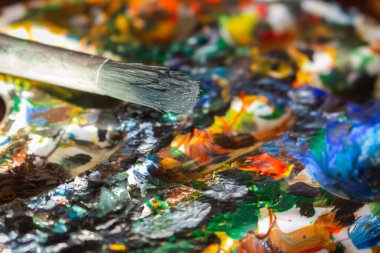 Kirli palet tahtası. Parlak akrilik boyalar kapanıyor. Çizim konsepti. Sanat paleti ve fırça. Suluboya resimler. Sanat eserleri konsepti. Soyut renkli arkaplan. Hobi ve ev yapımı el işi. Yaratıcı sanat.