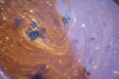 Masada beyaz bardakta lezzetli köpüklü taze kahve. Süt kremalı kahve. Sütlü espresso. Kahve fincanda izole. Lezzetli bir sabah içkisi. Aroma içeceği..