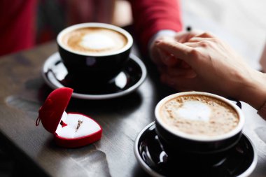 Çift el ele tutuşarak, kahve içme ve hediyeler caf adlı paylaşım aşık. adam bir teklif yapıyor. Sevgililer günü kavramı