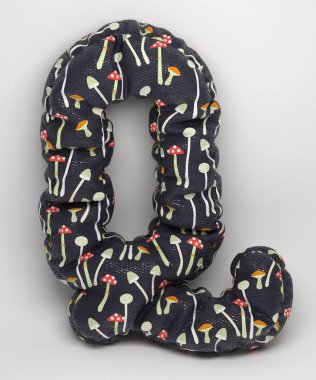 3D el yapımı yastık Alfabe harf Q beyaz arka plan üzerinde izole şeklinde.