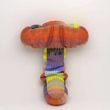 3D el yapımı yastık Alfabe harf beyaz arka plan üzerinde izole T şeklinde.