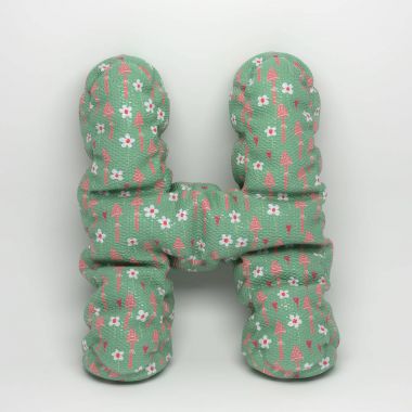 3D el yapımı yastık Alfabe harf beyaz arka plan üzerinde izole H şeklinde.