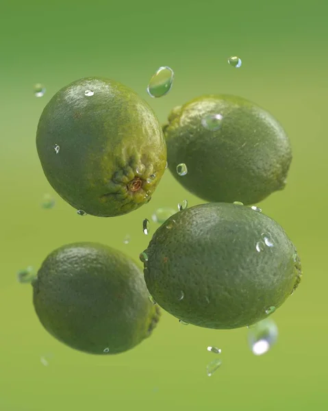 Réaliste 3d limes voler dans l'eau éclaboussure — Photo