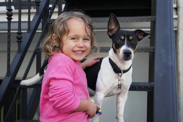 Klein meisje en Jack Russel hond — Stockfoto